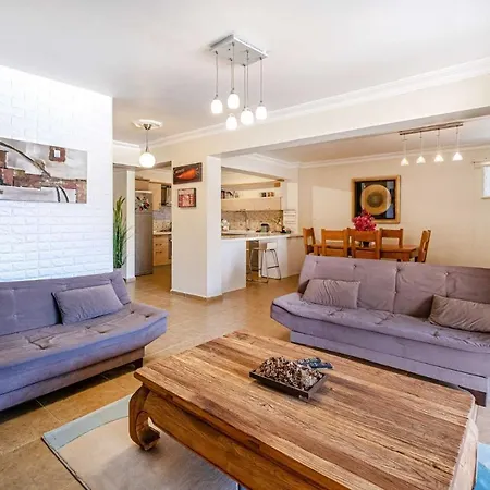 Great House With Shared Pool And Balcony In Gocek 교젝